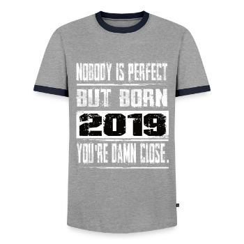 Personne n’est parfait mais né 2019 anniversaire - T-shirt contrasté Homme - gris/marine  - Devant - AI Model Female 172 light (172cm) & AI Model Male 178 light (178cm)