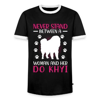 Femme et son Dogue tibétain Do Khyi - T-shirt contrasté Homme - noir/blanc - Devant - AI Model Female 172 light (172cm) & AI Model Male 178 light (178cm)