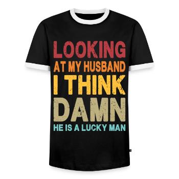 Wenn ich mir meinen Mann anschaue, ist er ein glücklicher Mann - Lustig - Männer Kontrast-T-Shirt - Schwarz/Weiß - Vorne - AI Model Female 172 light (172cm) & AI Model Male 178 light (178cm)