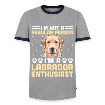 Je ne suis pas une personne ordinaire, je suis un passionné du Labrador - T-shirt contrasté Homme - gris/marine  - Devant - AI Model Female 172 light (172cm) & AI Model Male 178 light (178cm)