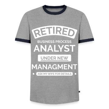 Analyste des processus d’affaires à la retraite - T-shirt contrasté Homme - gris/marine  - Devant - AI Model Female 172 light (172cm) & AI Model Male 178 light (178cm)