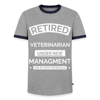 Vétérinaire à la retraite - T-shirt contrasté Homme - gris/marine  - Devant - AI Model Female 172 light (172cm) & AI Model Male 178 light (178cm)