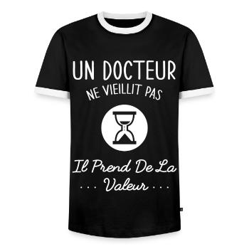 Un Docteur Ne Vieillit Pas Humour Idée Cadeau - T-shirt contrasté Homme - noir/blanc - Devant - AI Model Female 172 light (172cm) & AI Model Male 178 light (178cm)