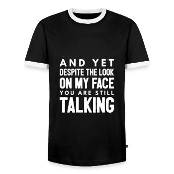 Und doch trotz des Gesichtsausdrucks - Männer Kontrast-T-Shirt - Schwarz/Weiß - Vorne - AI Model Female 172 light (172cm) & AI Model Male 178 light (178cm)