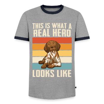Chien allemand à poil court - T-shirt contrasté Homme - gris/marine  - Devant - AI Model Female 172 light (172cm) & AI Model Male 178 light (178cm)