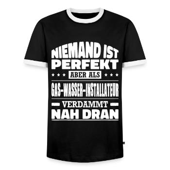 Niemand Ist Perfekt Gas-Wasser-Installateur - Männer Kontrast-T-Shirt - Schwarz/Weiß - Vorne - AI Model Female 172 light (172cm) & AI Model Male 178 light (178cm)