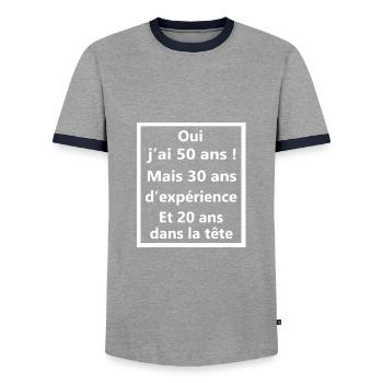 Oui j'ai 50 ans mais30 ans d'expérience et 20 ans - T-shirt contrasté Homme - gris/marine  - Devant - AI Model Female 172 light (172cm) & AI Model Male 178 light (178cm)