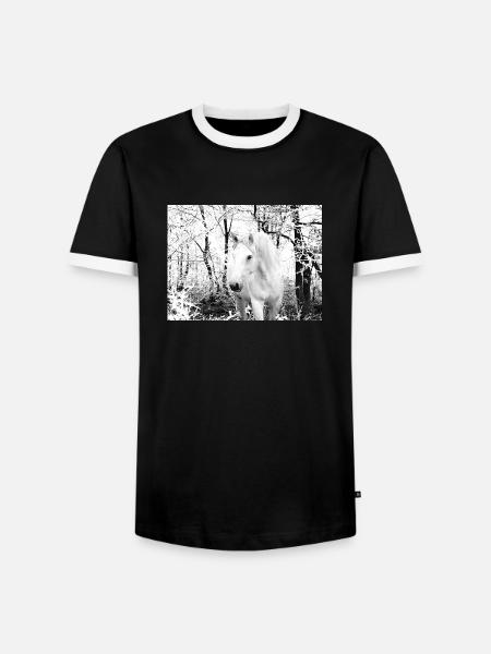 weißes Pferd im Winterwald - Männer Kontrast-T-Shirt - Schwarz/Weiß