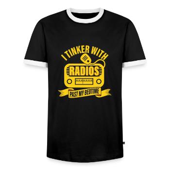 Je bricole avec des radios devant ma radio amateur au coucher - T-shirt contrasté Homme - noir/blanc - Devant - AI Model Female 172 light (172cm) & AI Model Male 178 light (178cm)