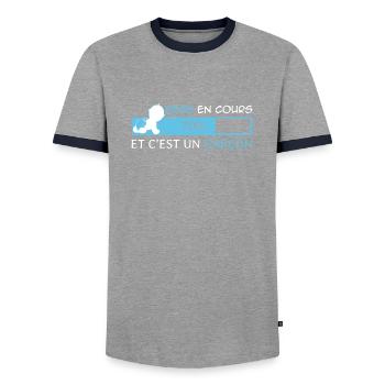 Bébé en cours et c'est un Garçon - T-shirt contrasté Homme - gris/marine  - Devant - AI Model Female 172 light (172cm) & AI Model Male 178 light (178cm)