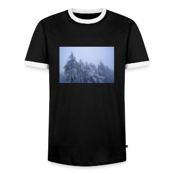 Des arbres dans la neige - T-shirt contrasté Homme - noir/blanc - Devant - AI Model Female 172 light (172cm) & AI Model Male 178 light (178cm)