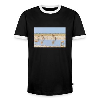 Giraffe und Landschaft im Etosha Nationalpark - Männer Kontrast-T-Shirt - Schwarz/Weiß - Vorne - AI Model Female 172 light (172cm) & AI Model Male 178 light (178cm)