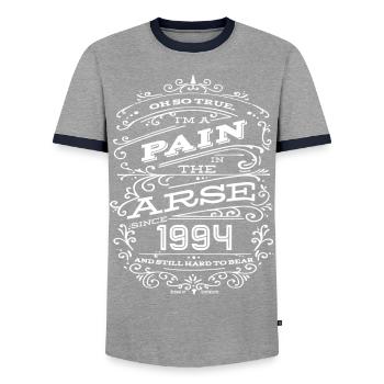 Hillarious Lustiges Geburtstagsshirt 1994 Weiße Edition - Männer Kontrast-T-Shirt - Grau/Navy  - Vorne - AI Model Female 172 light (172cm) & AI Model Male 178 light (178cm)