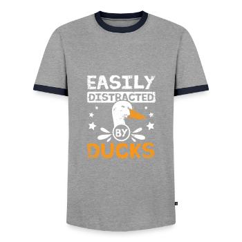 Canard pékin de compagnie facilement distrait par les canards - T-shirt contrasté Homme - gris/marine  - Devant - AI Model Female 172 light (172cm) & AI Model Male 178 light (178cm)