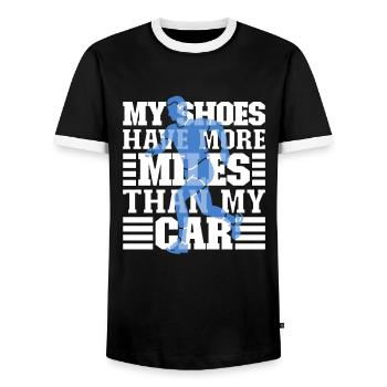 Laufen Schuhe haben mehr Meilen als mein Auto - Männer Kontrast-T-Shirt - Schwarz/Weiß - Vorne - AI Model Female 172 light (172cm) & AI Model Male 178 light (178cm)