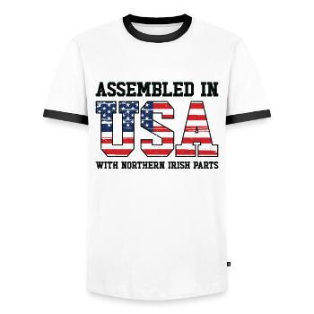 Né à Irlande du Nord, Irlande du Nord, Américain, États-Unis - T-shirt contrasté Homme - blanc/noir - Devant - AI Model Female 172 light (172cm) & AI Model Male 178 dark (178cm)