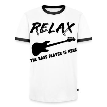 Der Bassist dort ist Bassist, Musiker, Instrument * - Männer Kontrast-T-Shirt - Weiß/Schwarz - Vorne - AI Model Female 172 light (172cm) & AI Model Male 178 dark (178cm)
