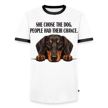 Mama Dackel Sie hat den Hund gewählt - Männer Kontrast-T-Shirt - Weiß/Schwarz - Vorne - AI Model Female 172 light (172cm) & AI Model Male 178 dark (178cm)