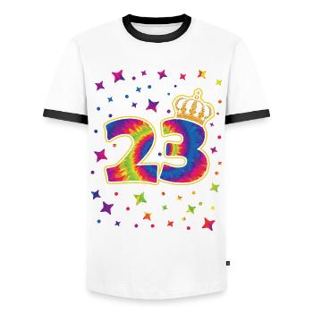 Tie-dye Fête d’anniversaire 23 ans Célébrant - T-shirt contrasté Homme - blanc/noir - Devant - AI Model Female 172 light (172cm) & AI Model Male 178 dark (178cm)
