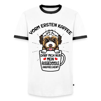 Café et chien Aussiedoodle - T-shirt contrasté Homme - blanc/noir - Devant - AI Model Female 172 light (172cm) & AI Model Male 178 dark (178cm)