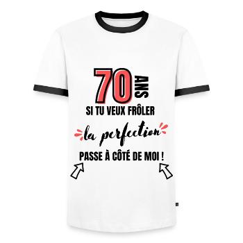 la perfection cadeau anniversaire 70 ans humour - T-shirt contrasté Homme - blanc/noir - Devant - AI Model Female 172 light (172cm) & AI Model Male 178 dark (178cm)