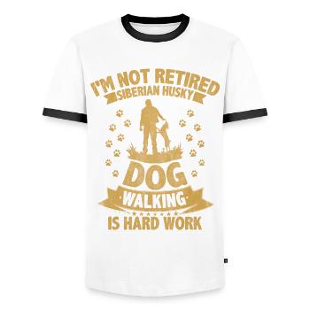 La promenade du chien Husky sibérien est un travail difficile à la retraite - T-shirt contrasté Homme - blanc/noir - Devant - AI Model Female 172 light (172cm) & AI Model Male 178 dark (178cm)