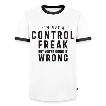 Ich bin kein Kontrollfreak, aber du machst es falsch - Männer Kontrast-T-Shirt - Weiß/Schwarz - Vorne - AI Model Female 172 light (172cm) & AI Model Male 178 dark (178cm)