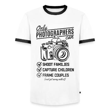 Kamera-Fotograf Fotografie-Liebhaber Lustiges Foto - Männer Kontrast-T-Shirt - Weiß/Schwarz - Vorne - AI Model Female 172 light (172cm) & AI Model Male 178 dark (178cm)