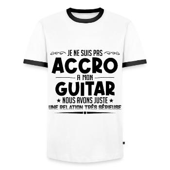 Pas accro à la guitare - Relation sérieuse - T-shirt contrasté Homme - blanc/noir - Devant - AI Model Female 172 light (172cm) & AI Model Male 178 dark (178cm)