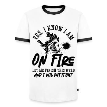 Je suis en feu Laissez-moi finir le soudage de soudeur de soudure - T-shirt contrasté Homme - blanc/noir - Devant - AI Model Female 172 light (172cm) & AI Model Male 178 dark (178cm)