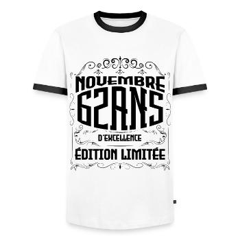 Novembre 62 Ans - idée cadeau d'Anniversaire. - T-shirt contrasté Homme - blanc/noir - Devant - AI Model Female 172 light (172cm) & AI Model Male 178 dark (178cm)