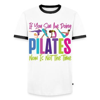 Instructeur de Pilates Professeur Si Vous - T-shirt contrasté Homme - blanc/noir - Devant - AI Model Female 172 light (172cm) & AI Model Male 178 dark (178cm)