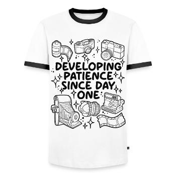 Développer la patience pour la photographie analogique - T-shirt contrasté Homme - blanc/noir - Devant - AI Model Female 172 light (172cm) & AI Model Male 178 dark (178cm)