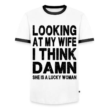 Wenn ich mir meine Frau anschaue, ist sie eine glückliche Frau - Lustig - Männer Kontrast-T-Shirt - Weiß/Schwarz - Vorne - AI Model Female 172 light (172cm) & AI Model Male 178 dark (178cm)