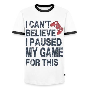 Ich kann nicht glauben, dass ich mein Spiel für dieses lustige Spiel pausiert habe - Männer Kontrast-T-Shirt - Weiß/Schwarz - Vorne - AI Model Female 172 light (172cm) & AI Model Male 178 dark (178cm)