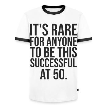 50 ans performant cadeau anniversaire 50 ans - T-shirt contrasté Homme - blanc/noir - Devant - AI Model Female 172 light (172cm) & AI Model Male 178 dark (178cm)