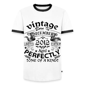 Dezember 2012 | Jahrgang 2012 | geboren im Dezember - Männer Kontrast-T-Shirt - Weiß/Schwarz - Vorne - AI Model Female 172 light (172cm) & AI Model Male 178 dark (178cm)