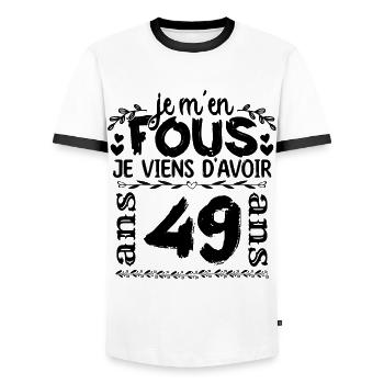 J’ai 49 ans | Je m'en fous j'ai 49 ans - T-shirt contrasté Homme - blanc/noir - Devant - AI Model Female 172 light (172cm) & AI Model Male 178 dark (178cm)