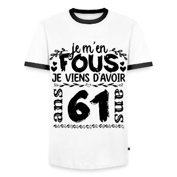 J’ai 61 ans | Je m'en fous j'ai 61 ans - T-shirt contrasté Homme - blanc/noir - Devant - AI Model Female 172 light (172cm) & AI Model Male 178 dark (178cm)