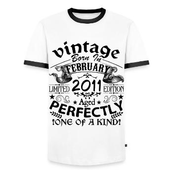 Februar 2011 | Jahrgang 2011 | geboren im Februar - Männer Kontrast-T-Shirt - Weiß/Schwarz - Vorne - AI Model Female 172 light (172cm) & AI Model Male 178 dark (178cm)
