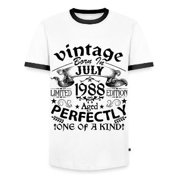 Juli 1998 | Jahrgang 1998 | geboren im Juli - Männer Kontrast-T-Shirt - Weiß/Schwarz - Vorne - AI Model Female 172 light (172cm) & AI Model Male 178 dark (178cm)