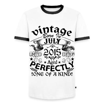 Juli 2015 | Jahrgang 2015 | geboren im Juli - Männer Kontrast-T-Shirt - Weiß/Schwarz - Vorne - AI Model Female 172 light (172cm) & AI Model Male 178 dark (178cm)