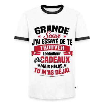 Grande Soeur J'ai essayé de te trouver des cadeaux - T-shirt contrasté Homme - blanc/noir - Devant - AI Model Female 172 light (172cm) & AI Model Male 178 dark (178cm)