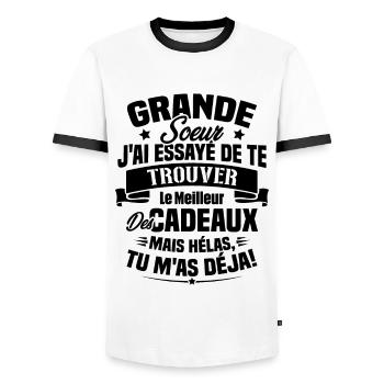 Grande Soeur J'ai essayé de te trouver des cadeaux - T-shirt contrasté Homme - blanc/noir - Devant - AI Model Female 172 light (172cm) & AI Model Male 178 dark (178cm)
