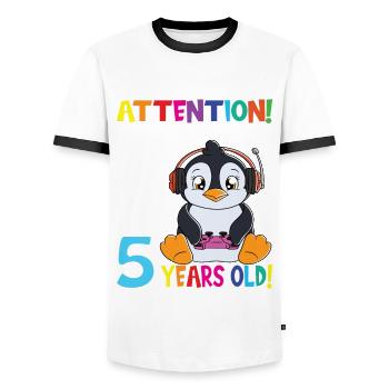 Anniversaire de pingouin J'ai maintenant 5 ans - T-shirt contrasté Homme - blanc/noir - Devant - AI Model Female 172 light (172cm) & AI Model Male 178 dark (178cm)