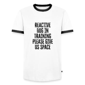 Reaktiver Hund im Training Bitte geben Sie uns Raum - - Männer Kontrast-T-Shirt - Weiß/Schwarz - Vorne - AI Model Female 172 light (172cm) & AI Model Male 178 dark (178cm)
