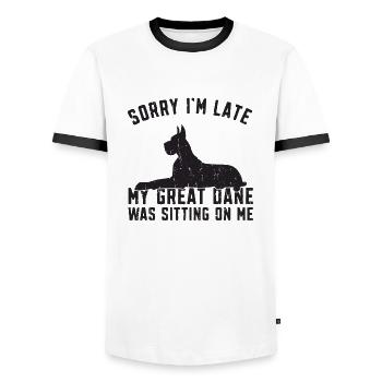 Tut mir leid, ich bin spät dran, meine Dogge saß auf mir - - Männer Kontrast-T-Shirt - Weiß/Schwarz - Vorne - AI Model Female 172 light (172cm) & AI Model Male 178 dark (178cm)