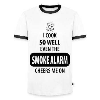 Je cuisine si bien que même le détecteur de fumée m’encourage - T-shirt contrasté Homme - blanc/noir - Devant - AI Model Female 172 light (172cm) & AI Model Male 178 dark (178cm)