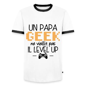 Un papa geek ne vieillit pas il level up - T-shirt contrasté Homme - blanc/noir - Devant - AI Model Female 172 light (172cm) & AI Model Male 178 dark (178cm)