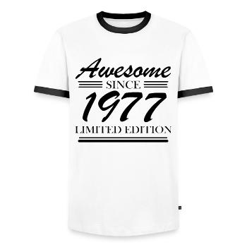1977 - Jahrgang 1977 - Männer Kontrast-T-Shirt - Weiß/Schwarz - Vorne - AI Model Female 172 light (172cm) & AI Model Male 178 dark (178cm)